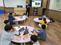 수정도서관,‘전지적코딩시점’도서200권기증받아…디지털교육확대 사보 대표 이미지